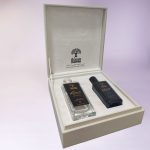 زجاجة فاخرة 250 مل من زيت الزيتون العماني البكر الممتاز مع ماء الورد العماني 250 مل في علبة فاخرة.